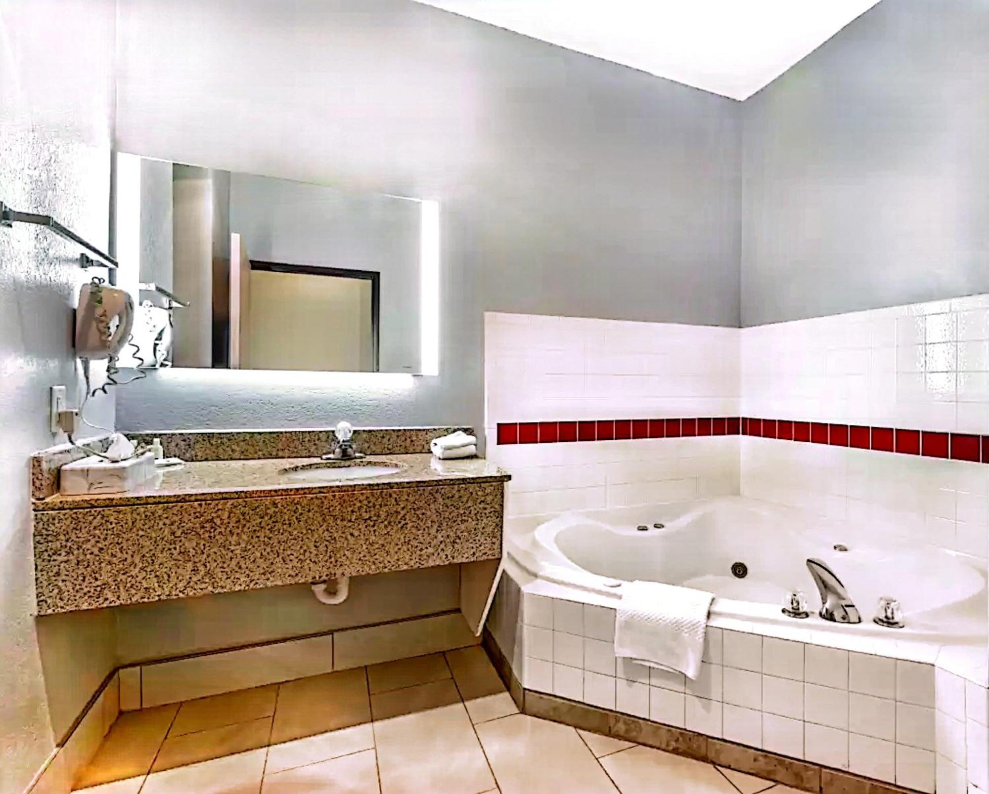 Quality Inn & Suites Μανχάταν Εξωτερικό φωτογραφία