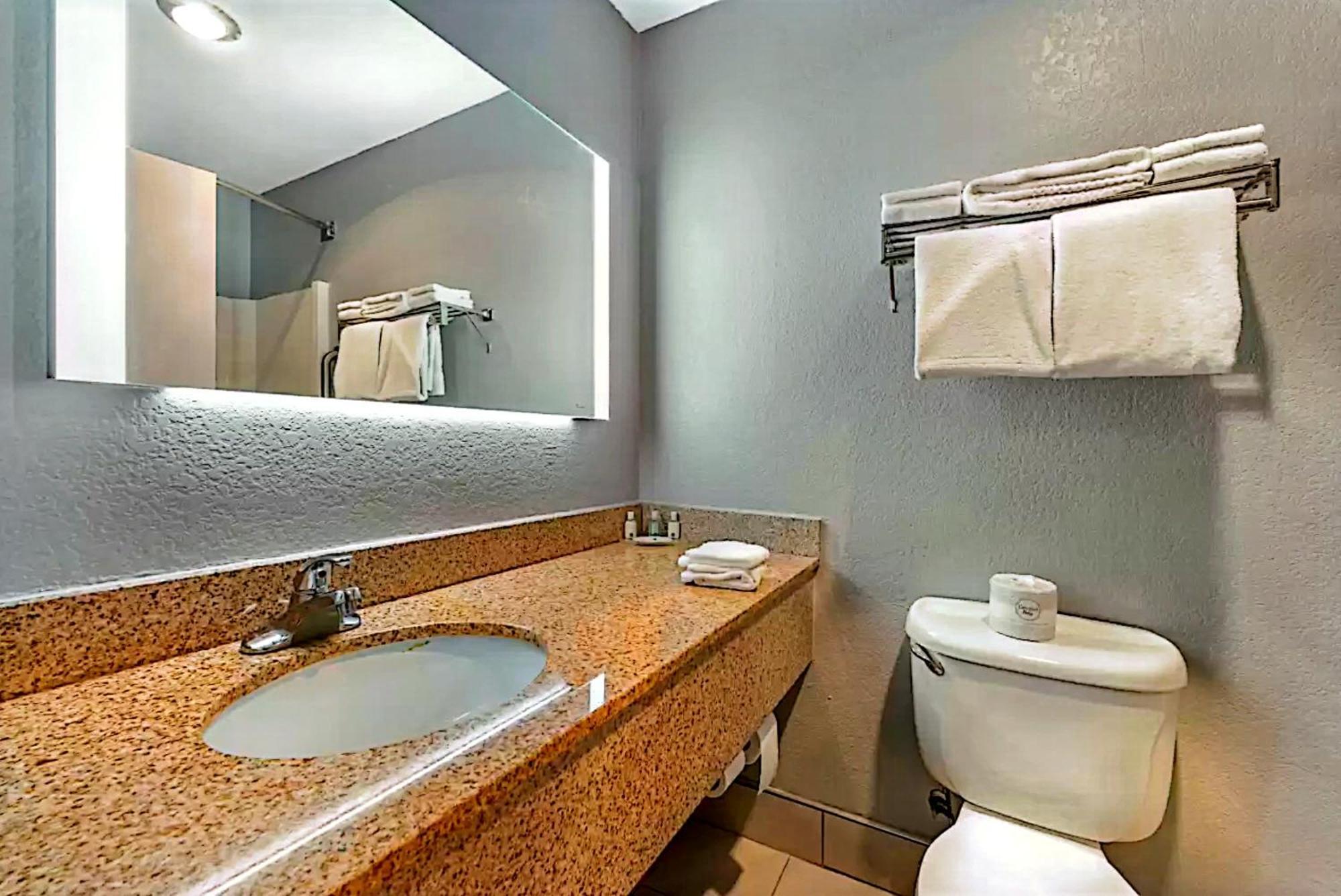 Quality Inn & Suites Μανχάταν Εξωτερικό φωτογραφία