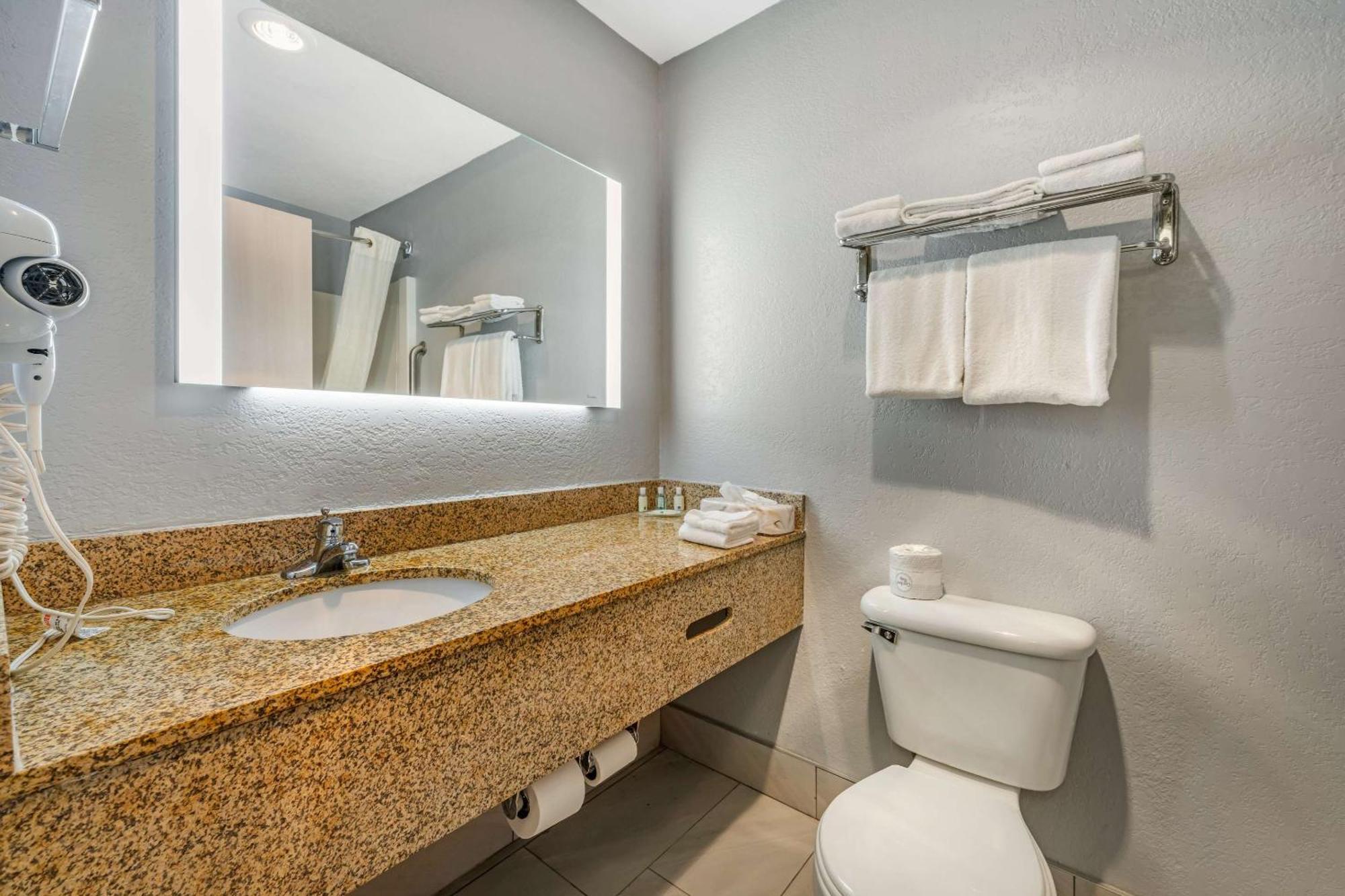 Quality Inn & Suites Μανχάταν Εξωτερικό φωτογραφία